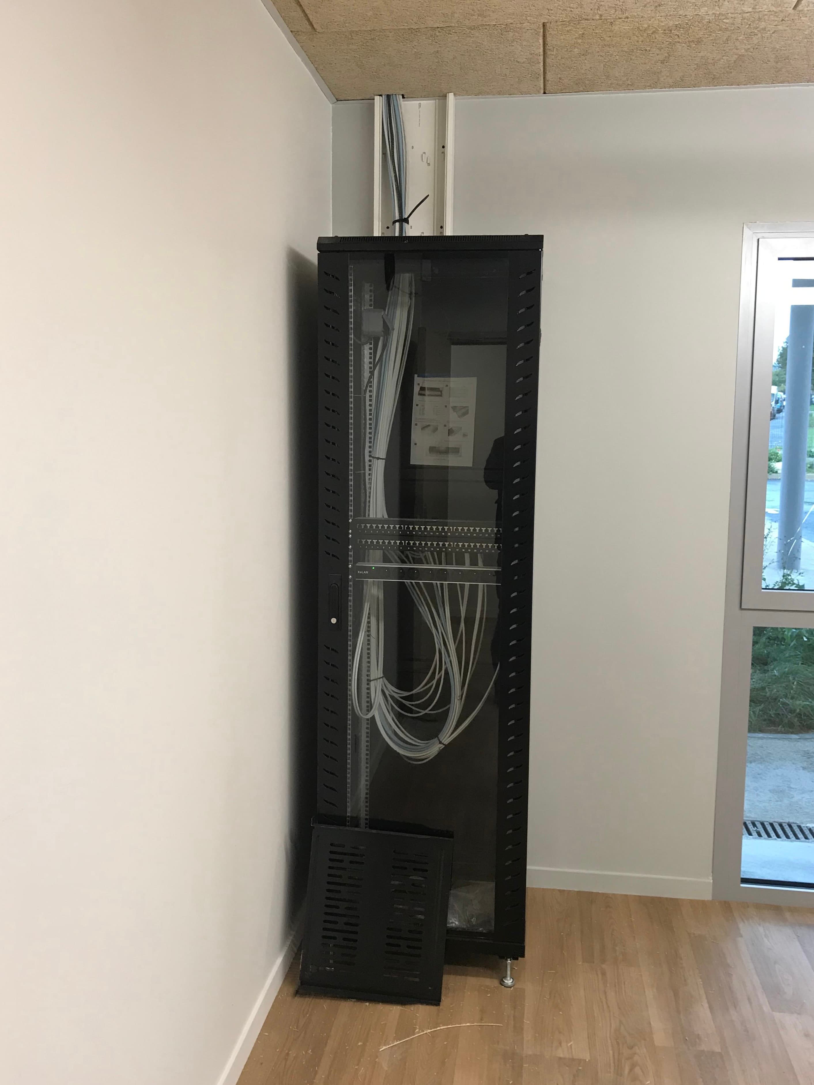 Baie informatique avec serveurs et équipements réseau installés