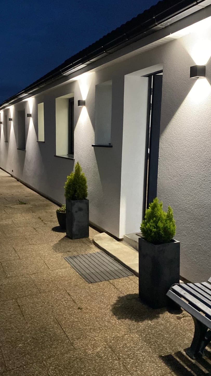 Luminaires extérieurs installés sur poteaux pour éclairage public de la commune de Servon