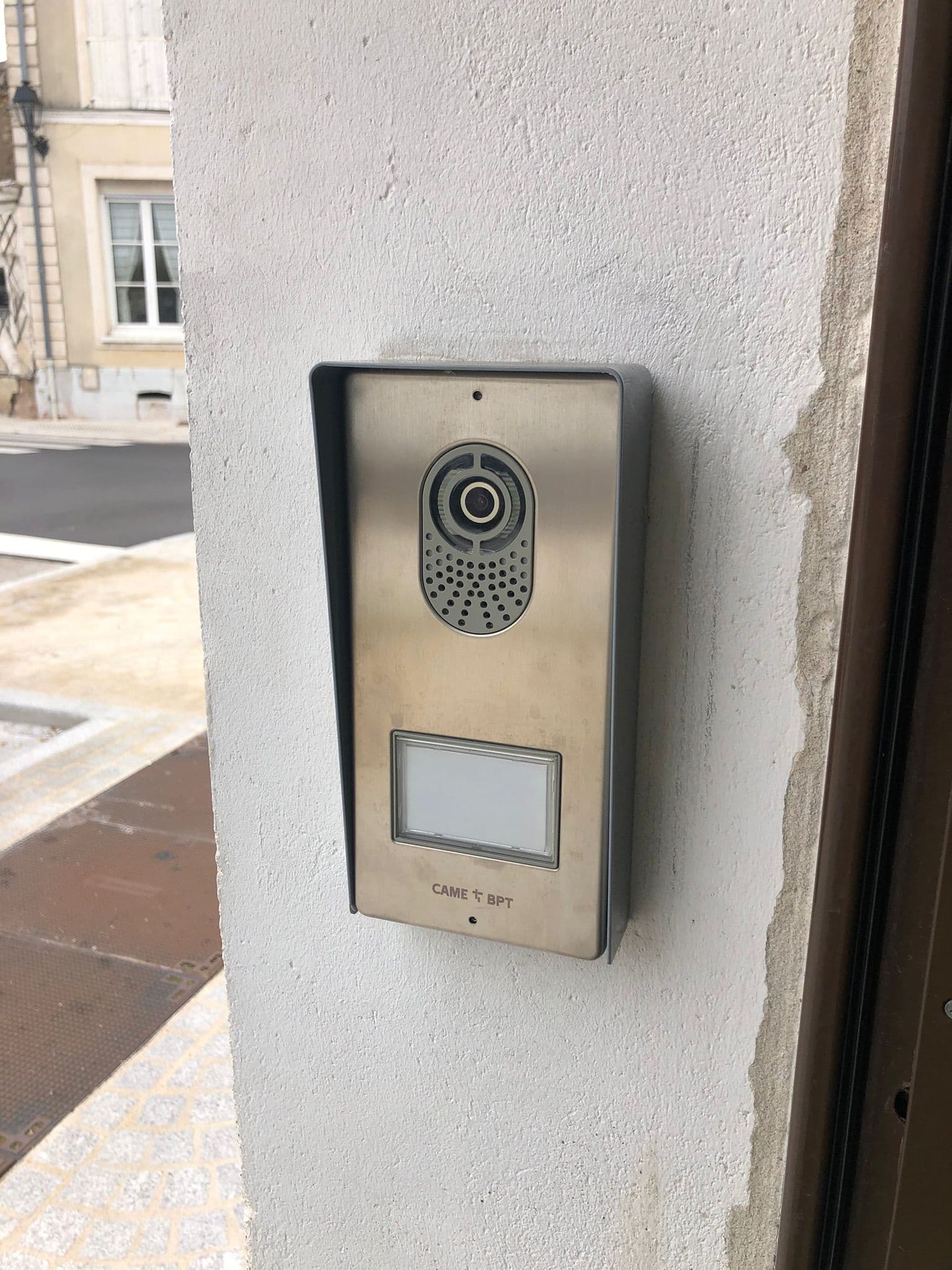 Écran de visiophone installé à l'entrée d'une résidence avec système d'interphone vidéo